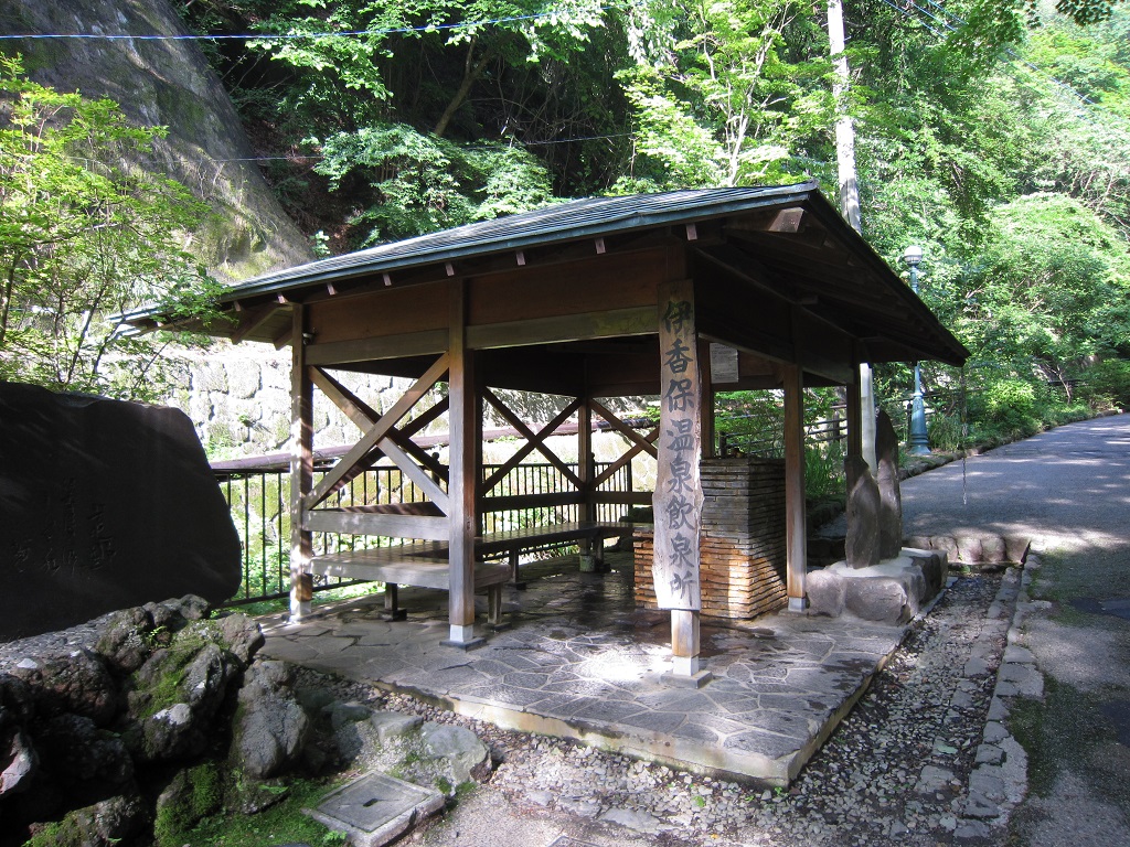 温泉水を飲む「飲泉」の効果と注意点、おすすめの飲泉できる温泉地