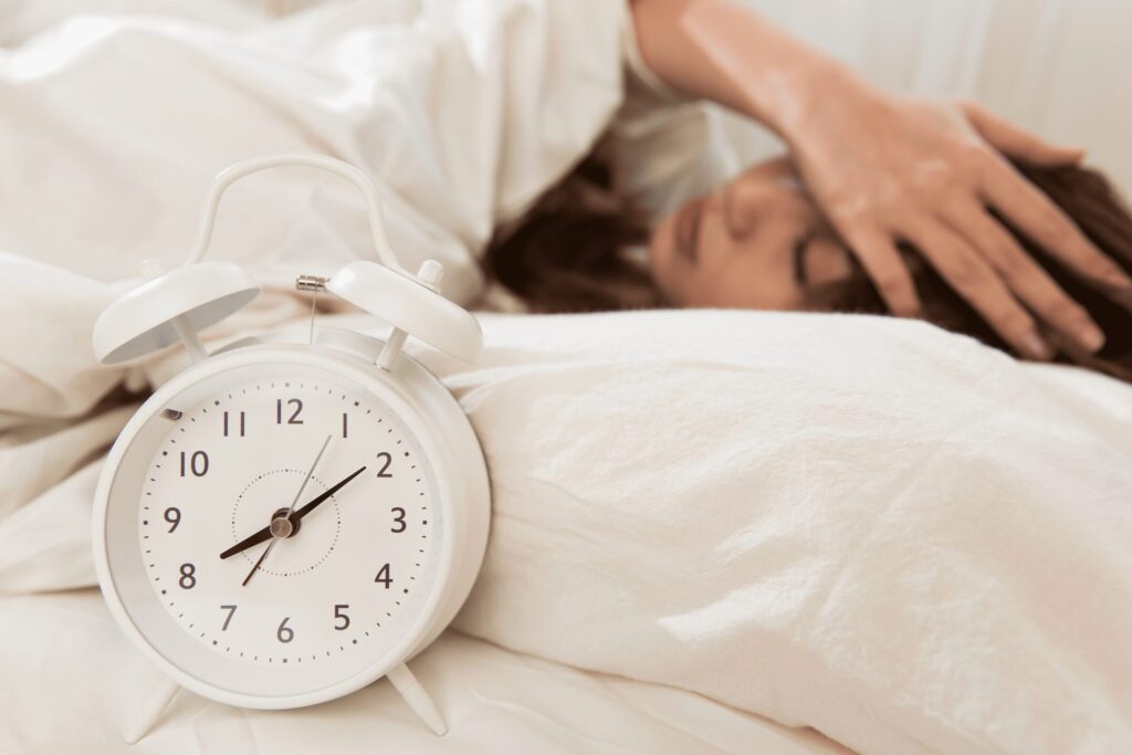 睡眠の質を高める夜の水分習慣｜寝る前の水分補給と温泉水のすすめ