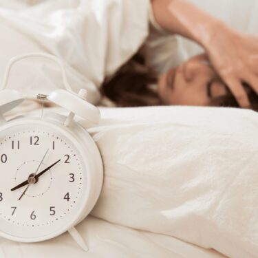 睡眠の質を高める夜の水分習慣｜寝る前の水分補給と温泉水のすすめ