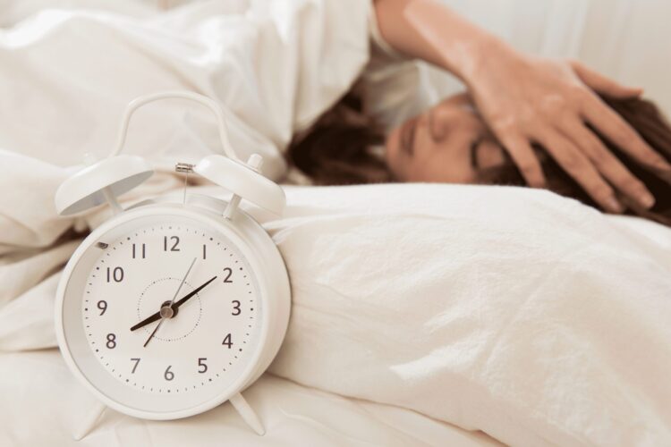 睡眠の質を高める夜の水分習慣｜寝る前の水分補給と温泉水のすすめ