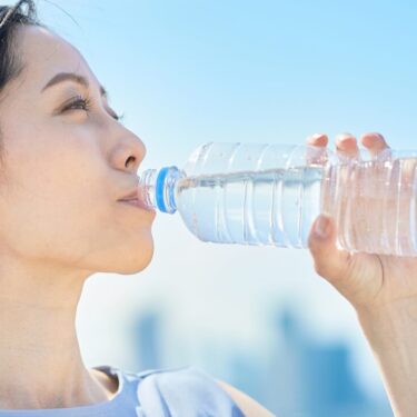 初夏の水分補給の重要性｜暑さに負けない体づくりと毎日の水分習慣